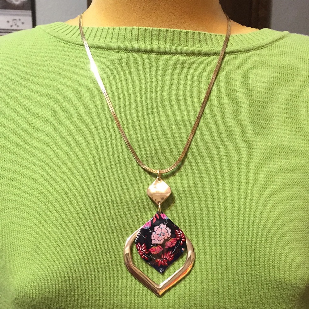 Lovely gold necklace, black with pink flowers - Picture 1 of 2